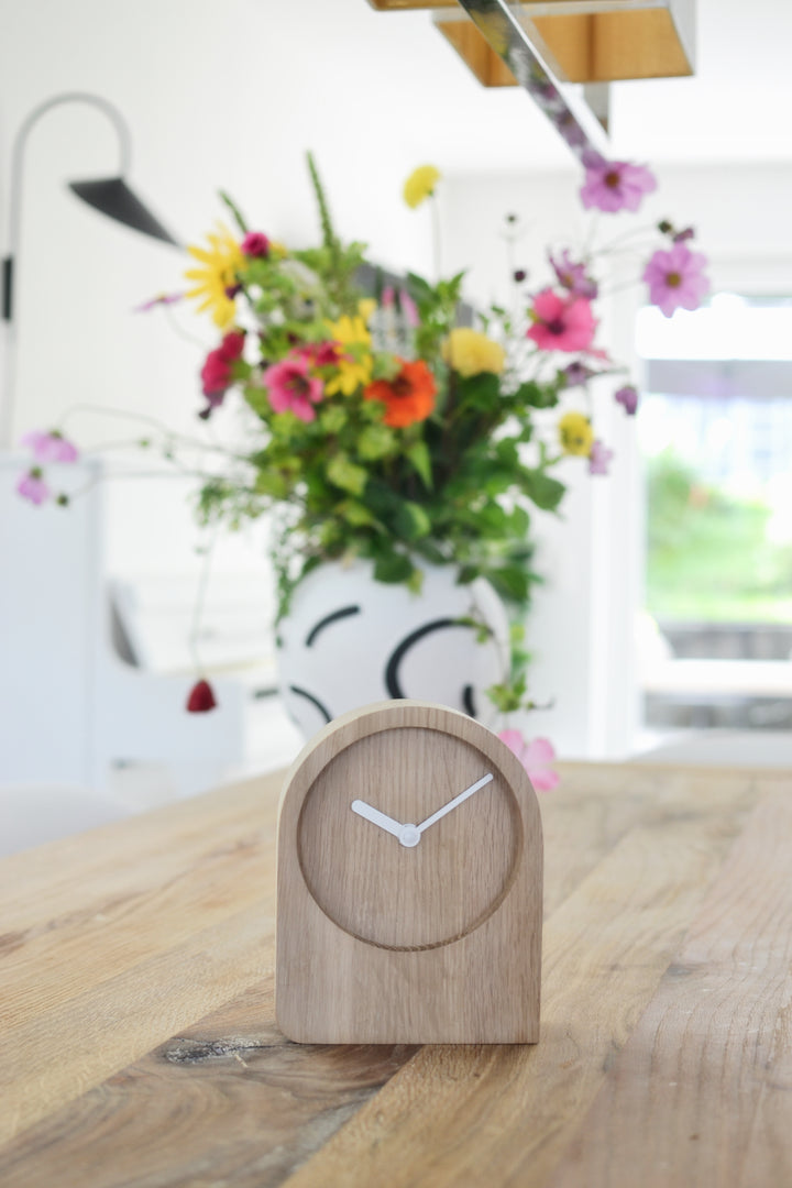 Natuhr Design Tischuhr Dome - kleine Holzuhr Tisch Eiche Funk-Uhrwerk –   - Wanduhren aus Holz und Wohnaccessoires für Ihr Zuhause